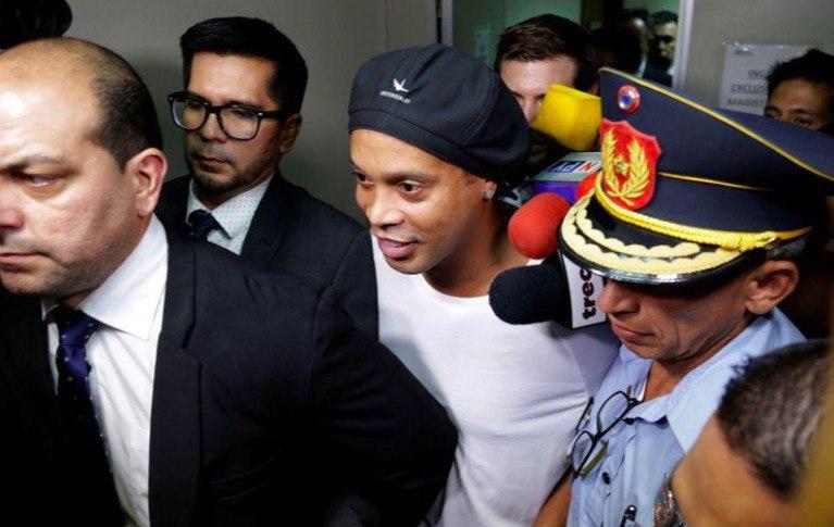 Роналдиньо остается в тюрьме по решения парагвайского суда